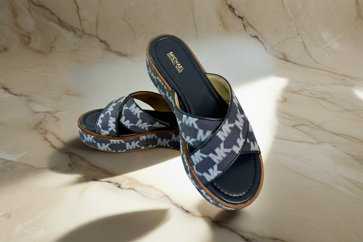 صندل مايكل كورس إنديرا ذو الكعب العريض - أزرق مميز - يناسب مقاس 5.5 فما فوق