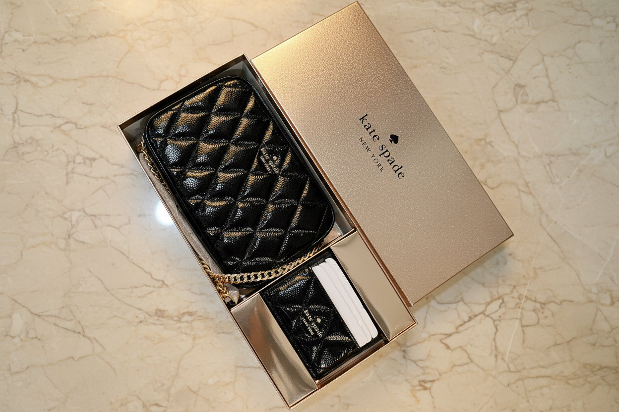 حقيبة كروسبودي من الجلد المبطن من كيت سبيد، مع حافظة بطاقات رفيعة، في علبة.