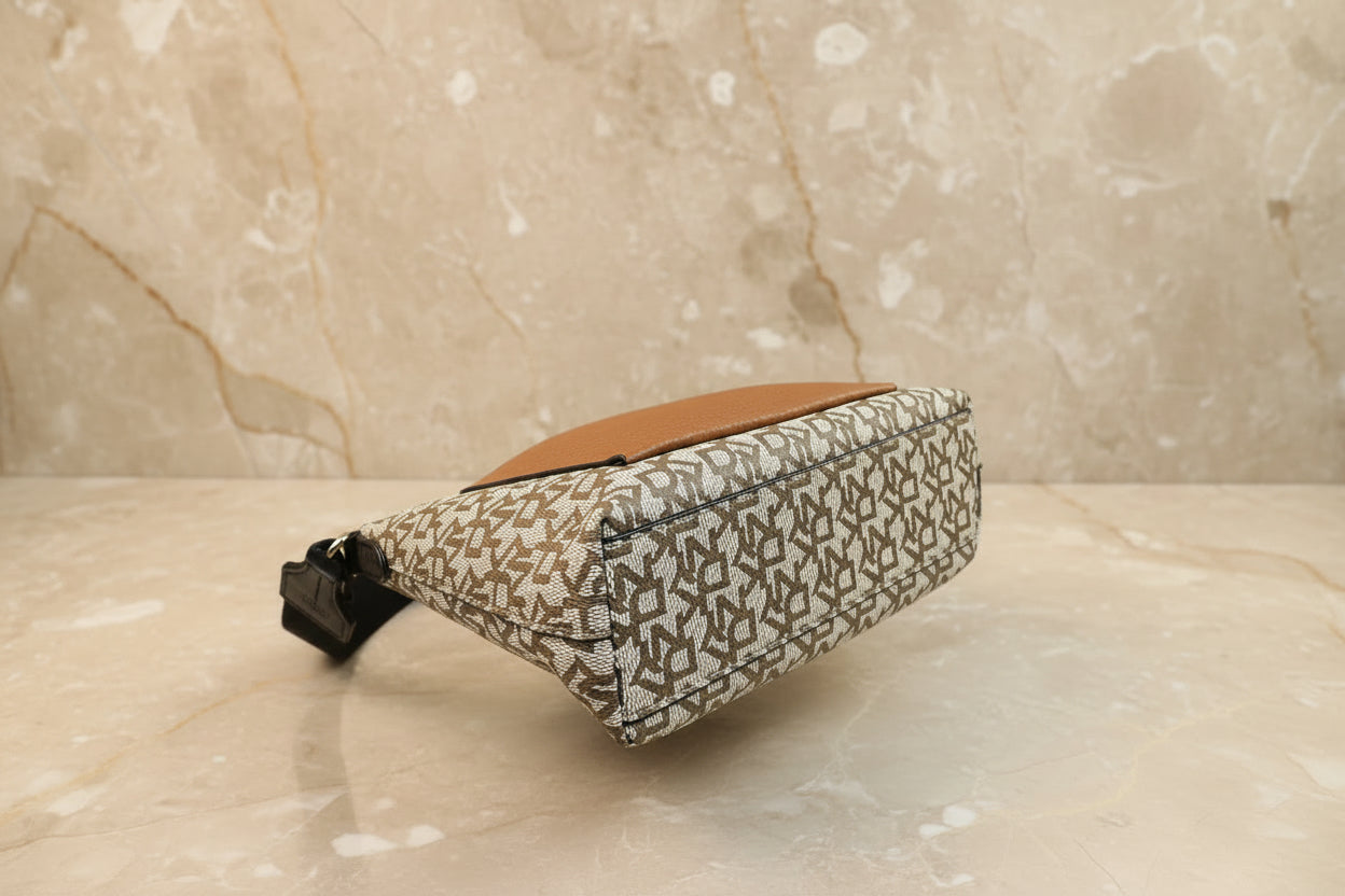 حقيبة كروس بودي من دي كيه إن واي بشعار المونوغرام