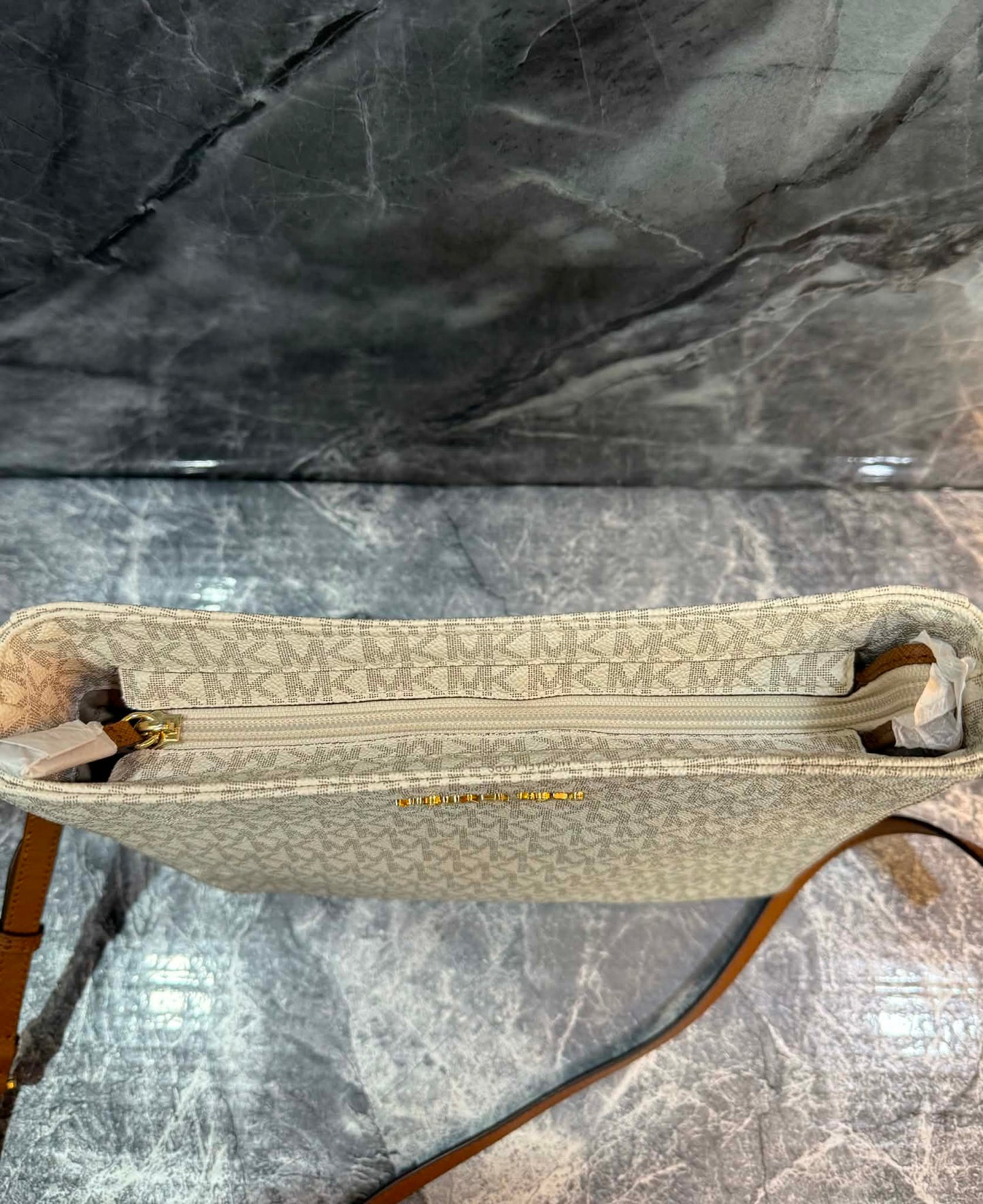 MICHAEL KORS JET SET TRAVEL LARGE MESSENGER LOGO VANILLA
