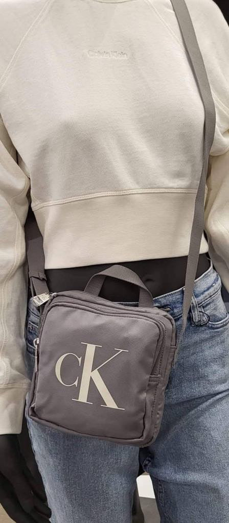 CALVIN KLEIN SPORT ESSENTIAL CAMERA BAG 17 - GRAY