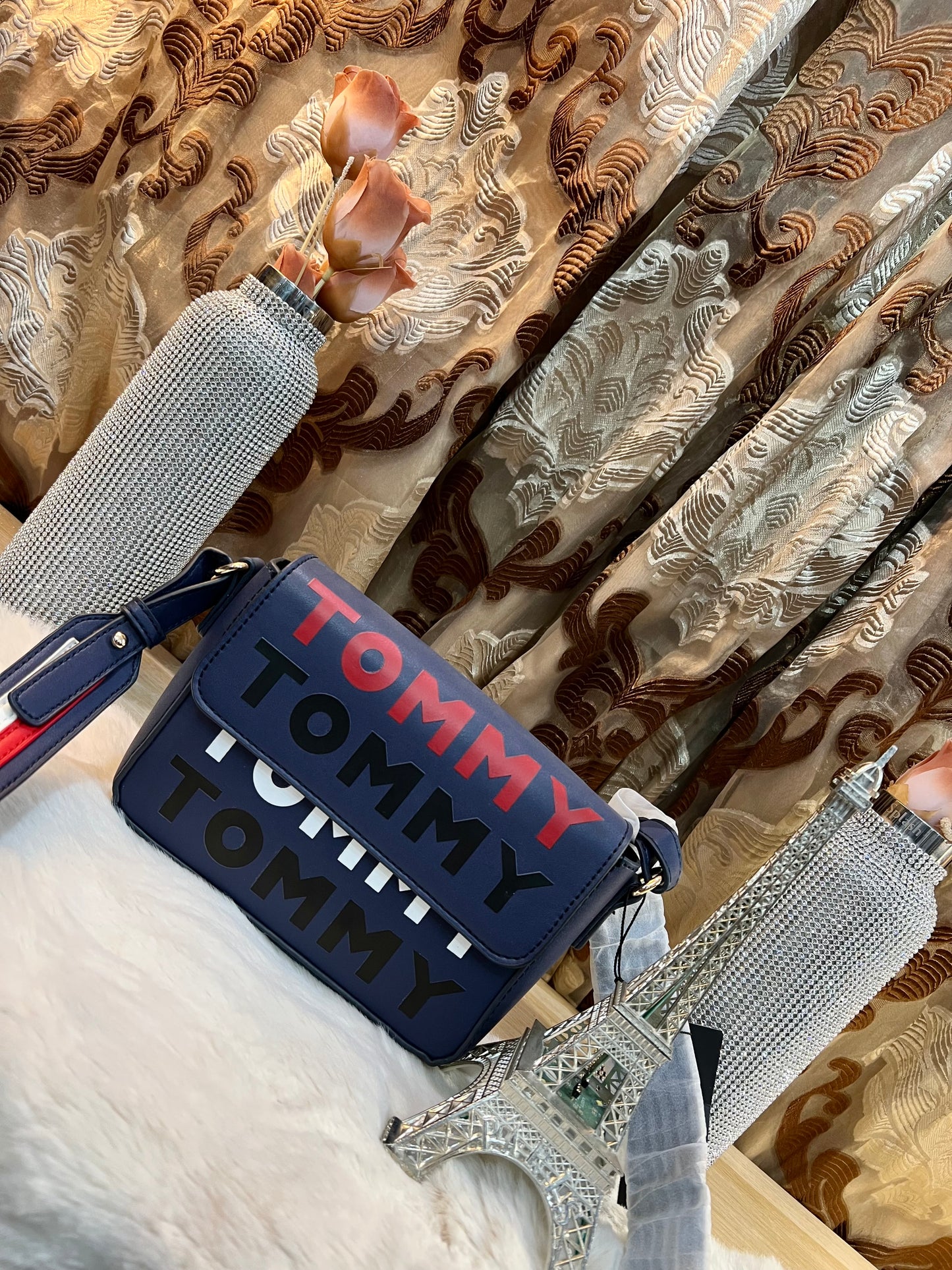 حقيبة كروسبودي ذات غطاء قلاب من تومي هيلفيغر