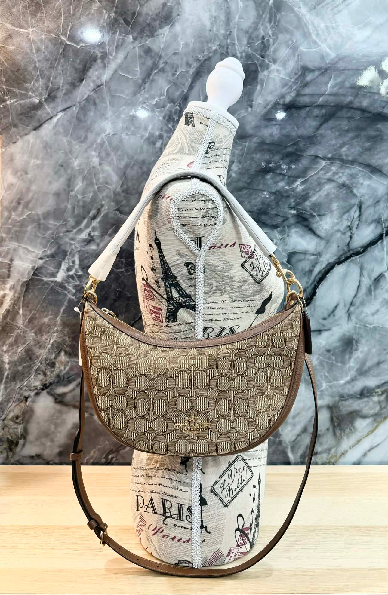 حقيبة كتف/حقيبة كروس بودي من كوتش آريا بنقشة جاكار مميزة باللون الكاكي