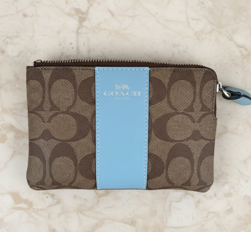 COACH SMALL CORNER SINGLE ZIP WRISTLET - SIGNATURE KHAKI/WATERFALL LIGHT BLUE