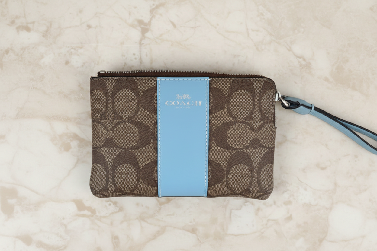 COACH SMALL CORNER SINGLE ZIP WRISTLET - SIGNATURE KHAKI/WATERFALL LIGHT BLUE
