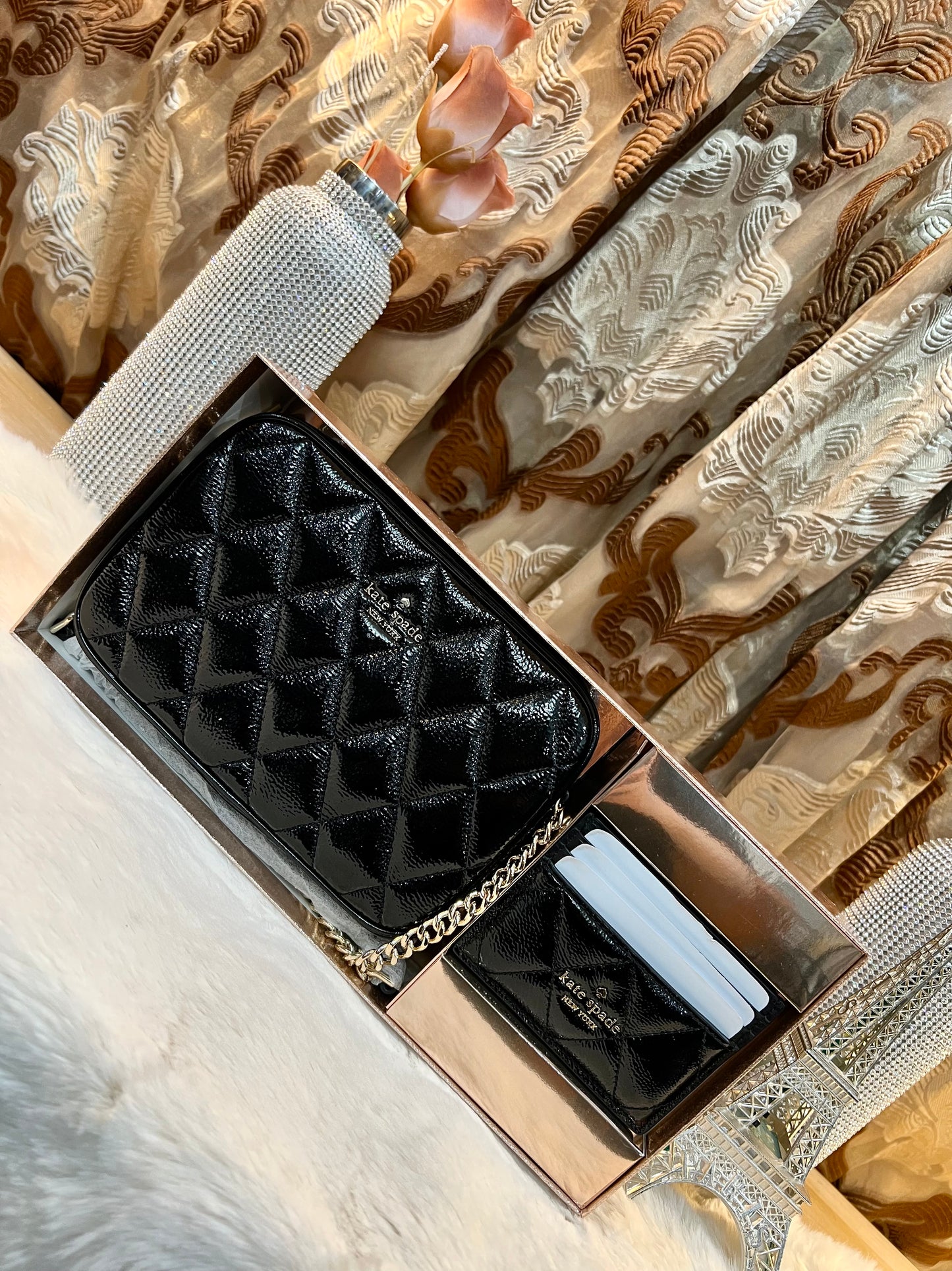 حقيبة كروسبودي من الجلد المبطن من كيت سبيد، مع حافظة بطاقات رفيعة، في علبة.