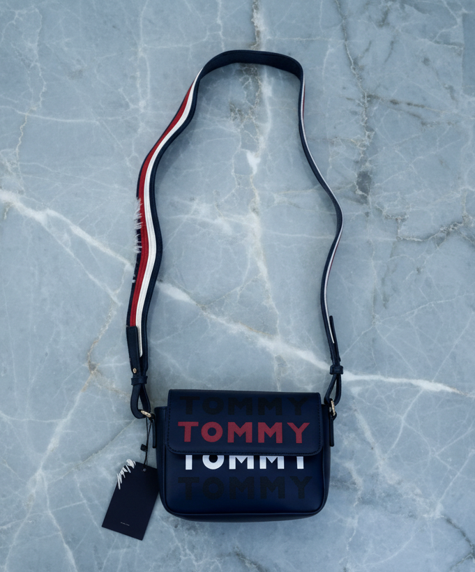 حقيبة كروسبودي ذات غطاء قلاب من تومي هيلفيغر