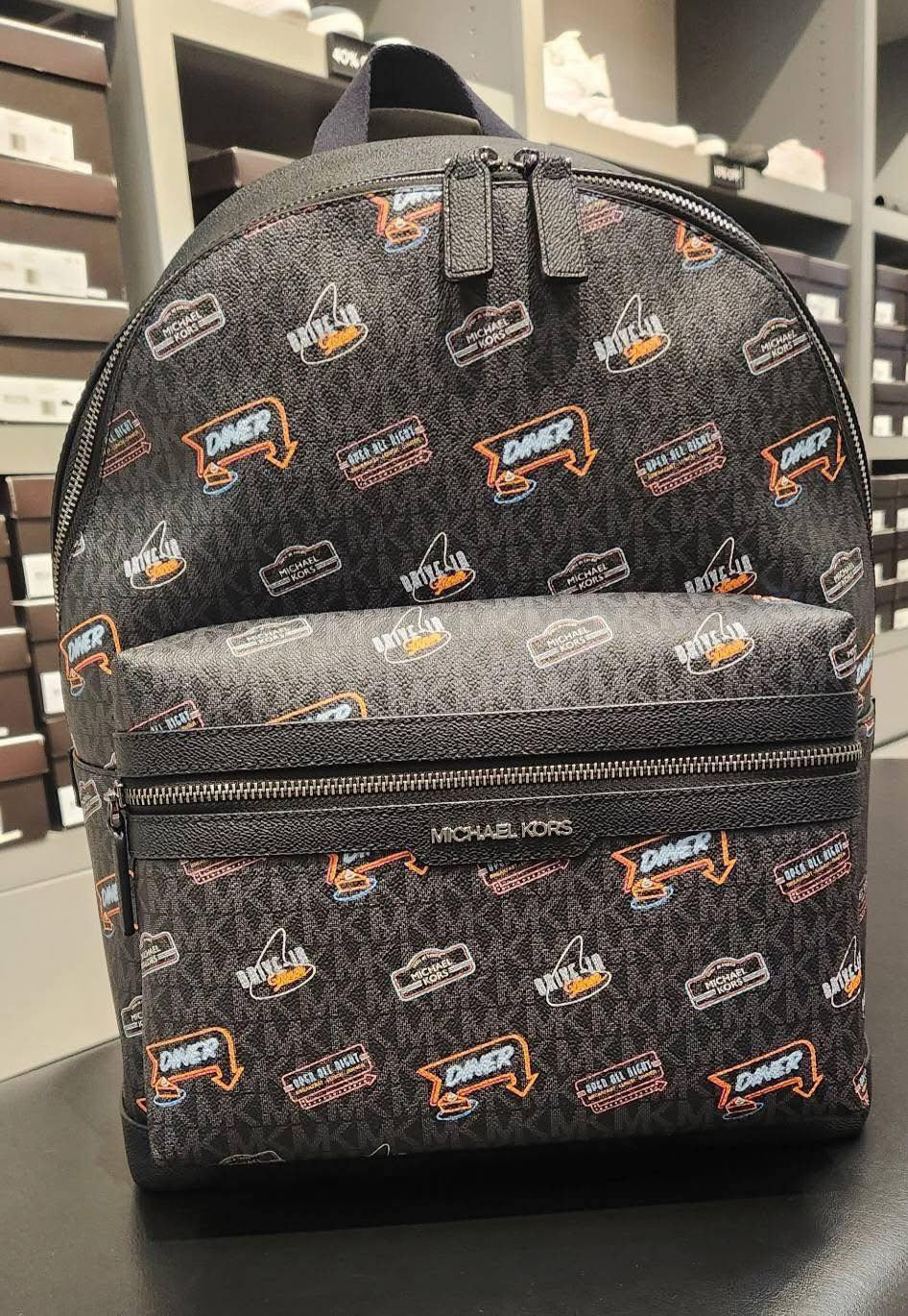 حقيبة ظهر مايكل كورس كوبر مزينة بشعار العلامة التجارية - أسود