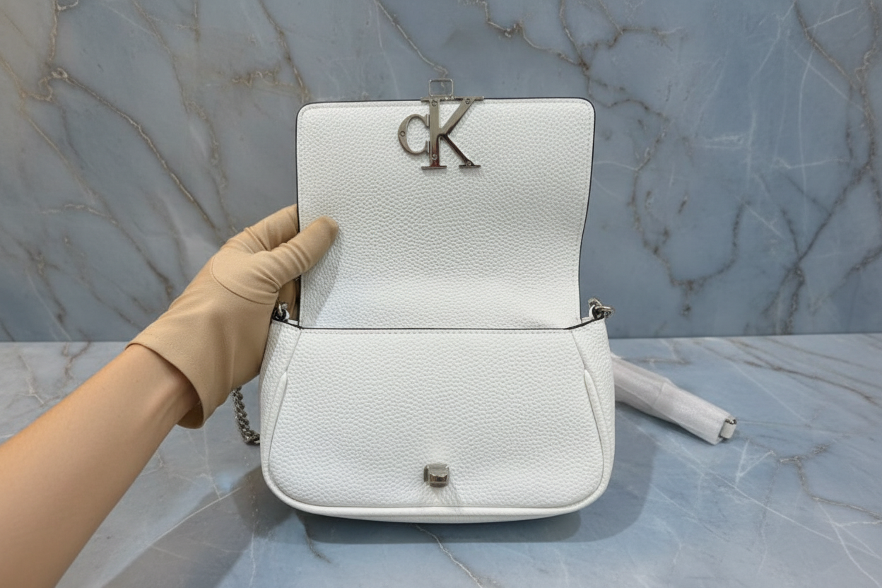 CALVIN KLEIN CHAIN CROSSBODY BAG - SILVER BIRCH