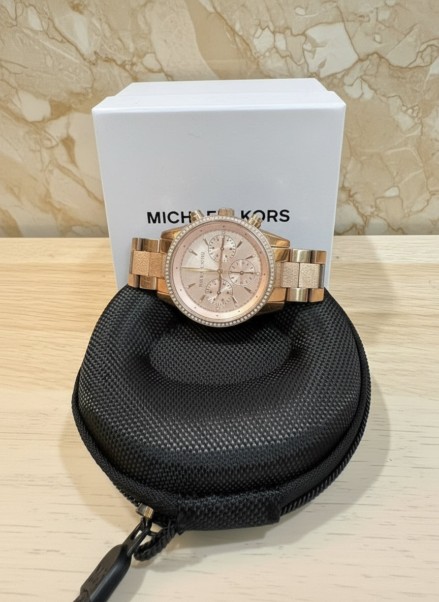 ساعة مايكل كورس متوسطة الحجم - لون ذهبي وردي - علبة ساعة مجانية