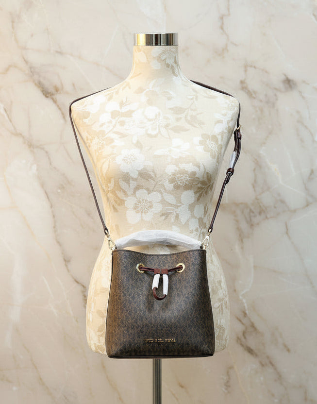 MICHAEL KORS SURI BUCKET IN SIGNATURE CANVAS