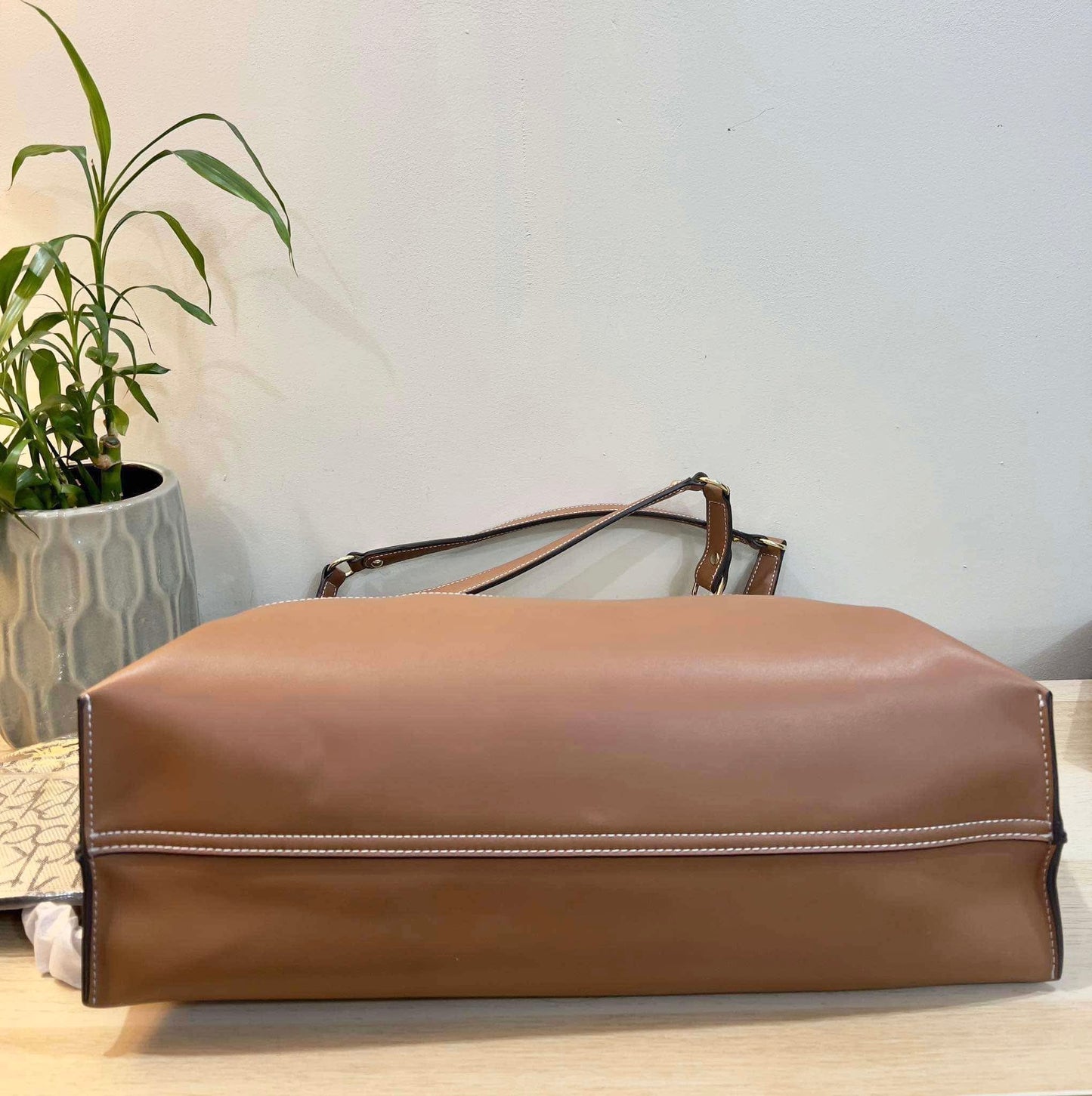 CALVIN KLEIN TOTE IN SIGNATURE LOGO BEIGE/BROWN- XL OPEN WITH LARGE ZIP POUCH & LONG STRAP