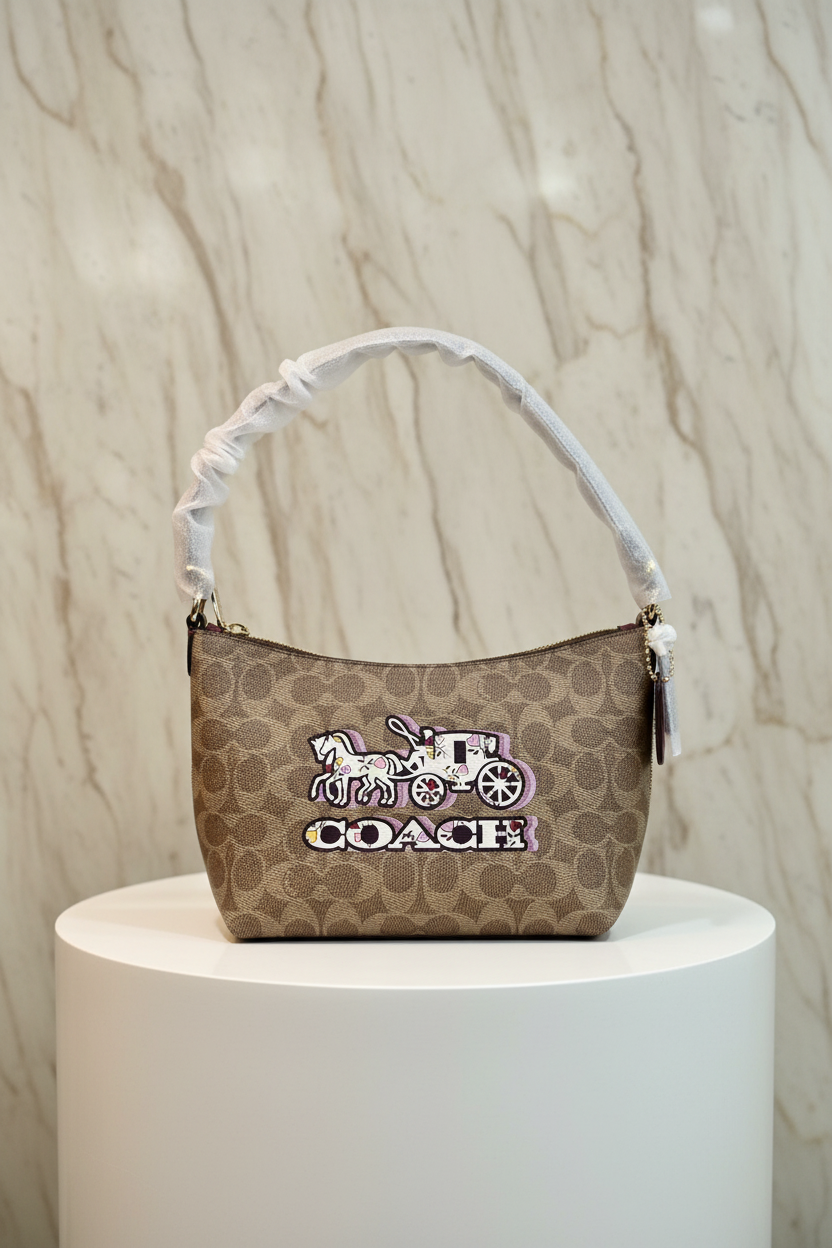 حقيبة كتف/حقيبة كروس بودي من كوتش بايتون بنقشة الحصان والعربة المميزة