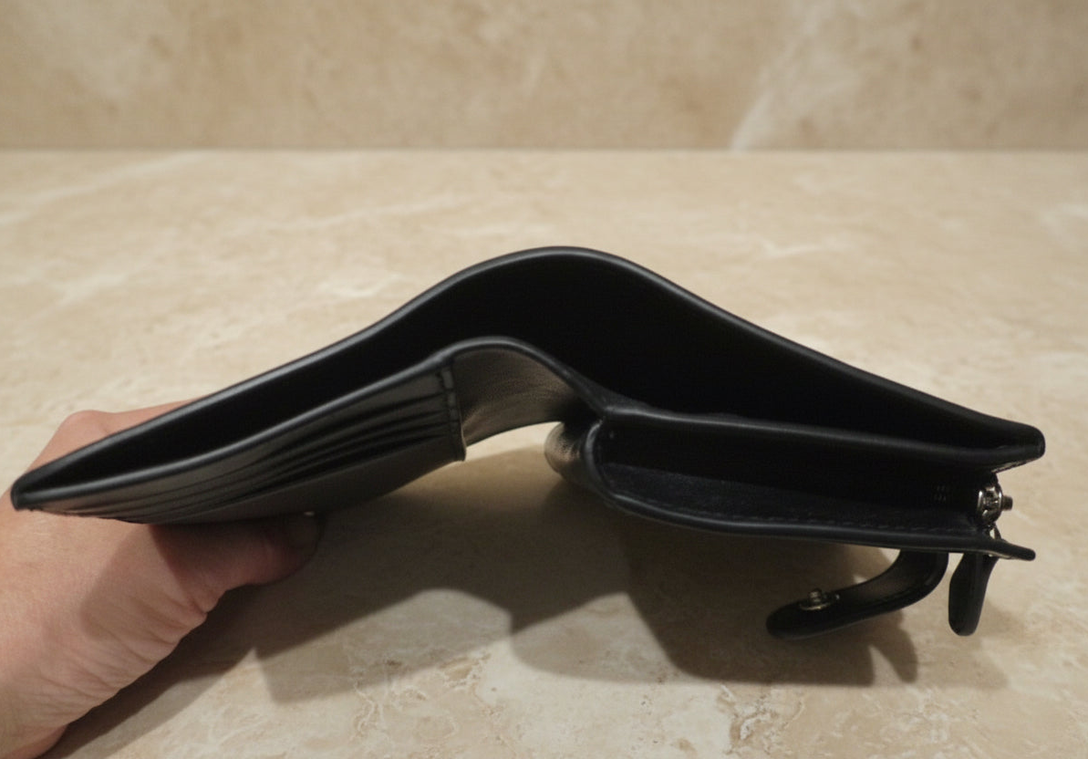 محفظة كوتش ثنائية الطي متوسطة الحجم بسحاب في الزاوية