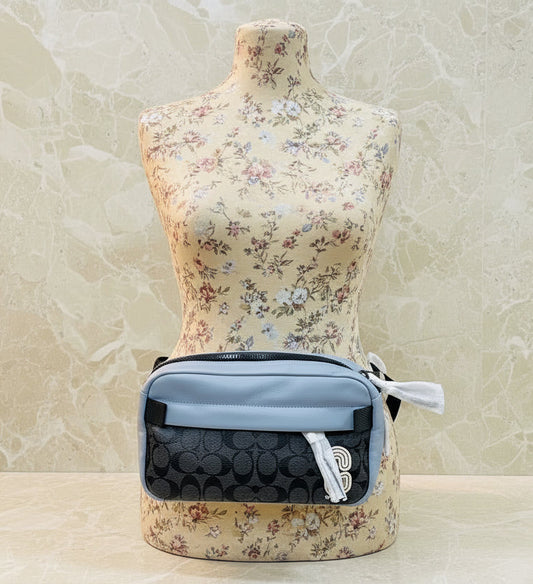 حقيبة صدر/حقيبة بودي من كوتش إيدج، لون أزرق متداخل مع أسود فحمي مميز - مع رقعة كوتش