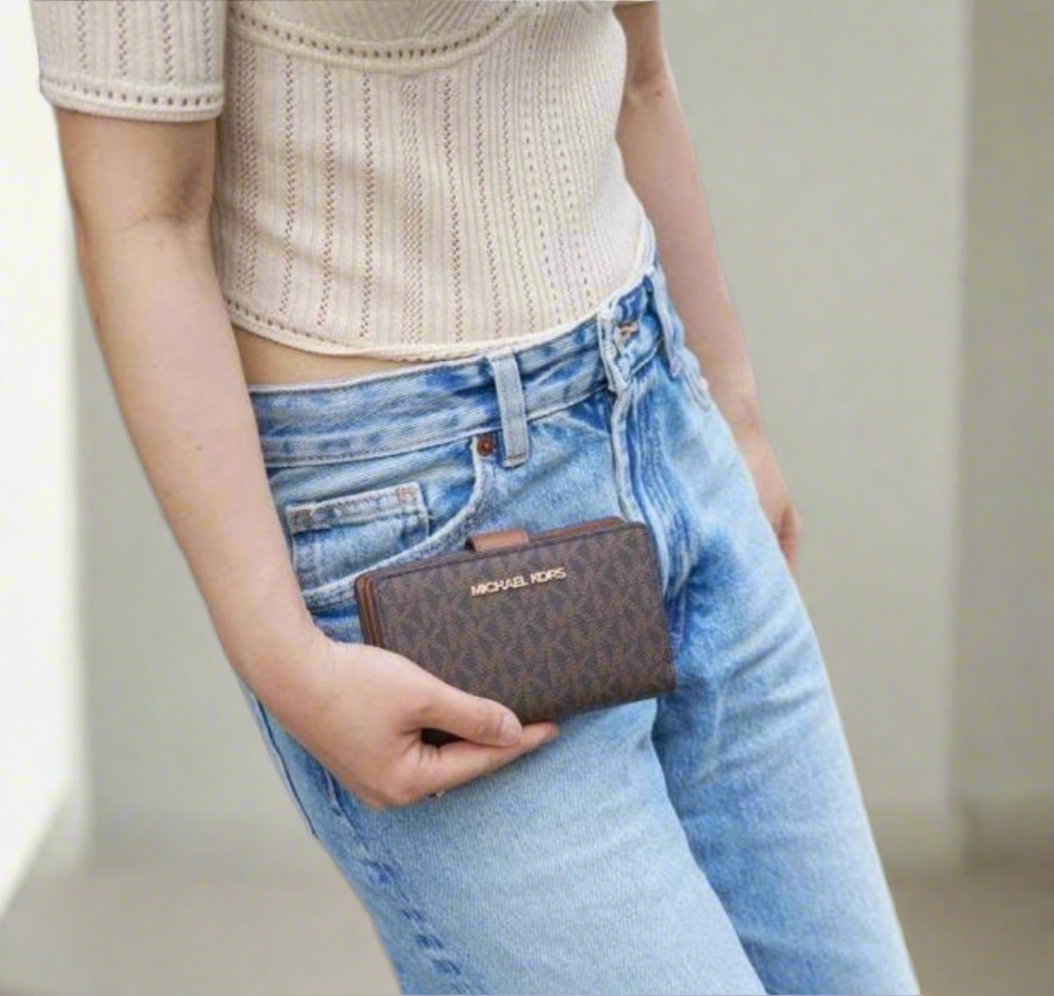 محفظة مايكل كورس متوسطة الحجم ثنائية الطي بسحاب للعملات المعدنية