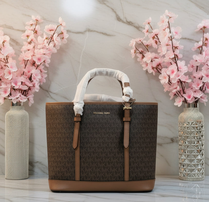 MICHAEL KORS JET SET TRAVEL ZIP TOTE IN SIGNATURE LOGO BROWN - MEDIUM