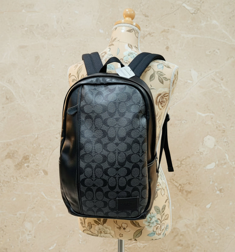 حقيبة ظهر كبيرة من كوتش - لون أسود فحمي مميز