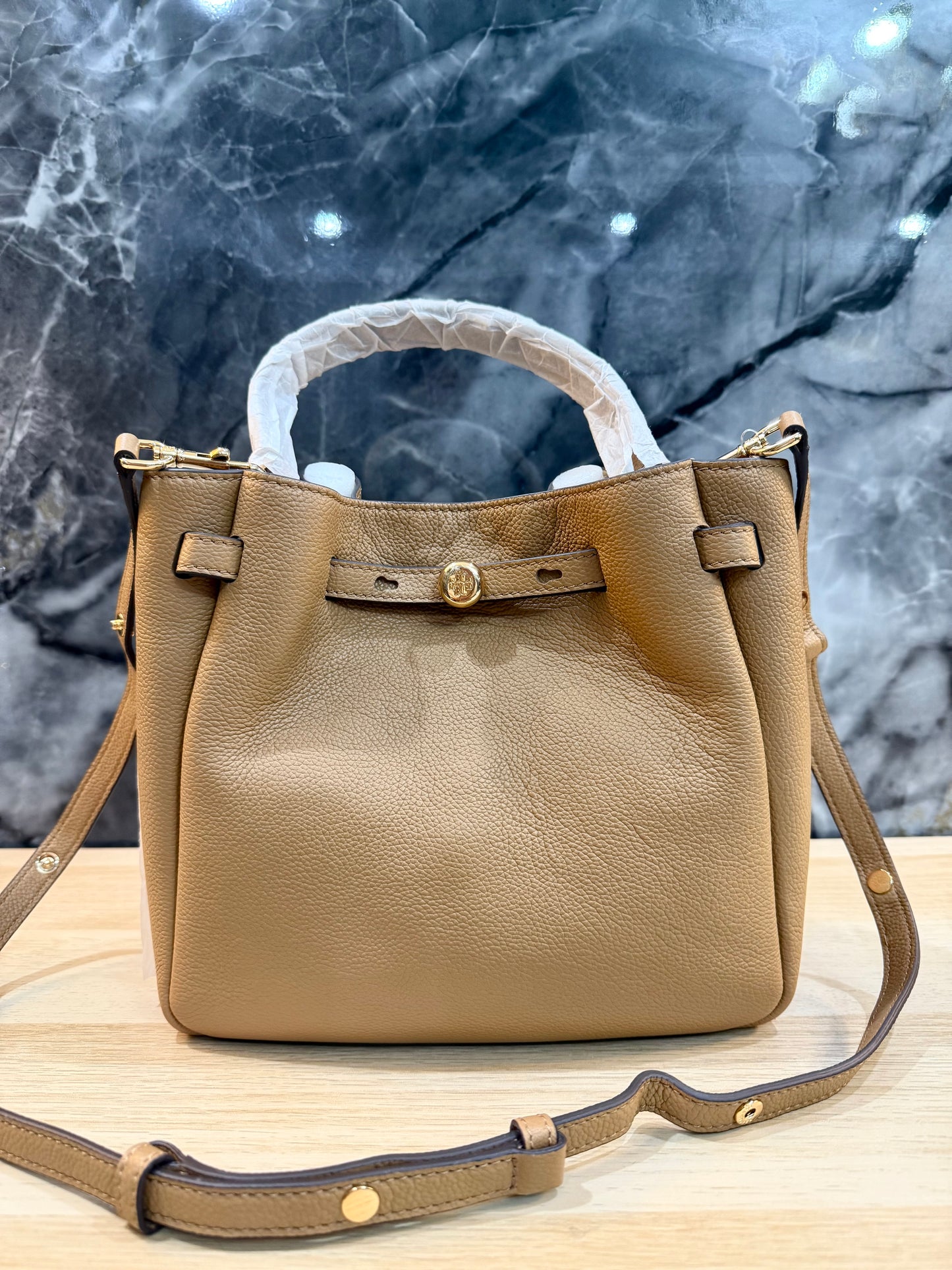 SALE!!! WITH CREASE IN FRONT DUE TO CARGO HANDLING - TORY BURCH SMALL ROMY BUCKET - BROWN