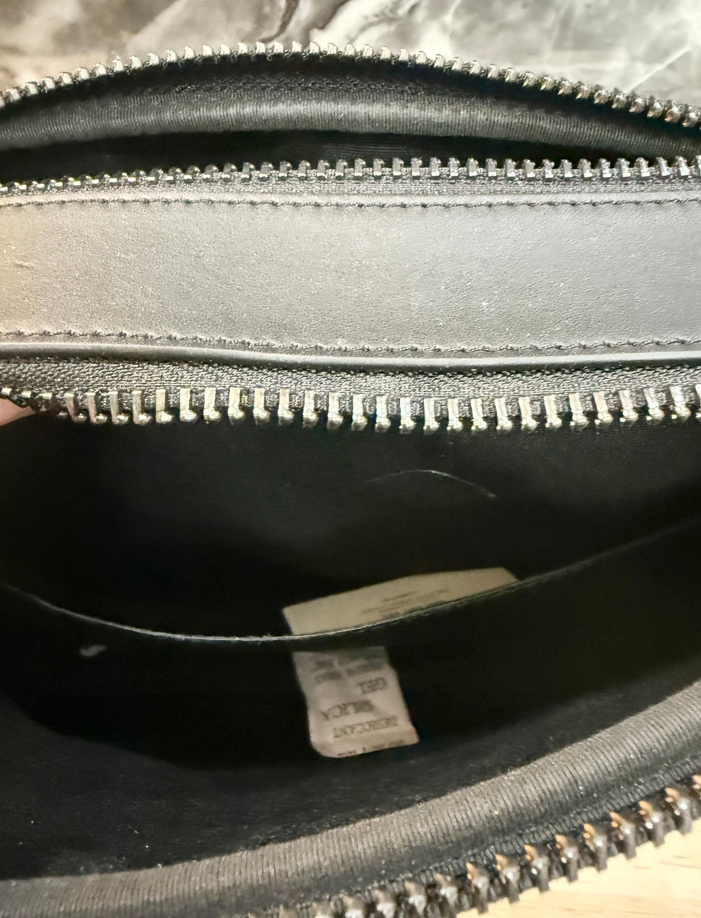 حقيبة كروس بودي من كوتش غراهام - قماش مطلي مميز/أسود فحمي