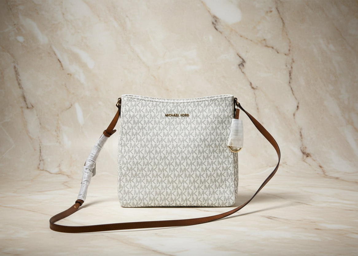 MICHAEL KORS JET SET TRAVEL LARGE MESSENGER LOGO VANILLA