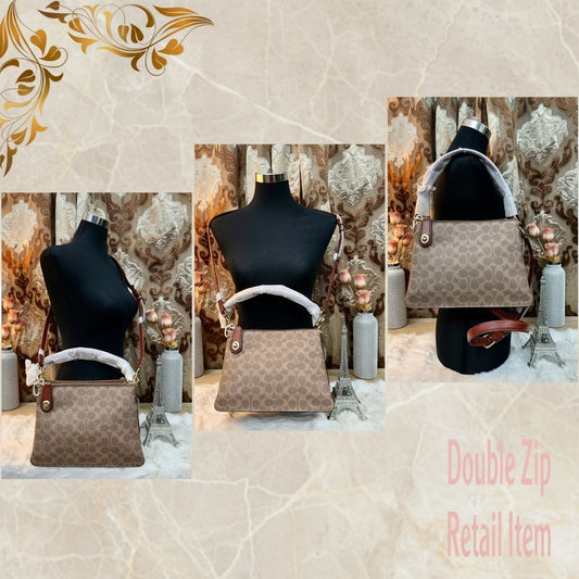 حقيبة كتف/حقيبة كروس بودي من كوتش بسحاب مزدوج، مصنوعة من قماش الكانفاس المميز بلون بني صدئ.