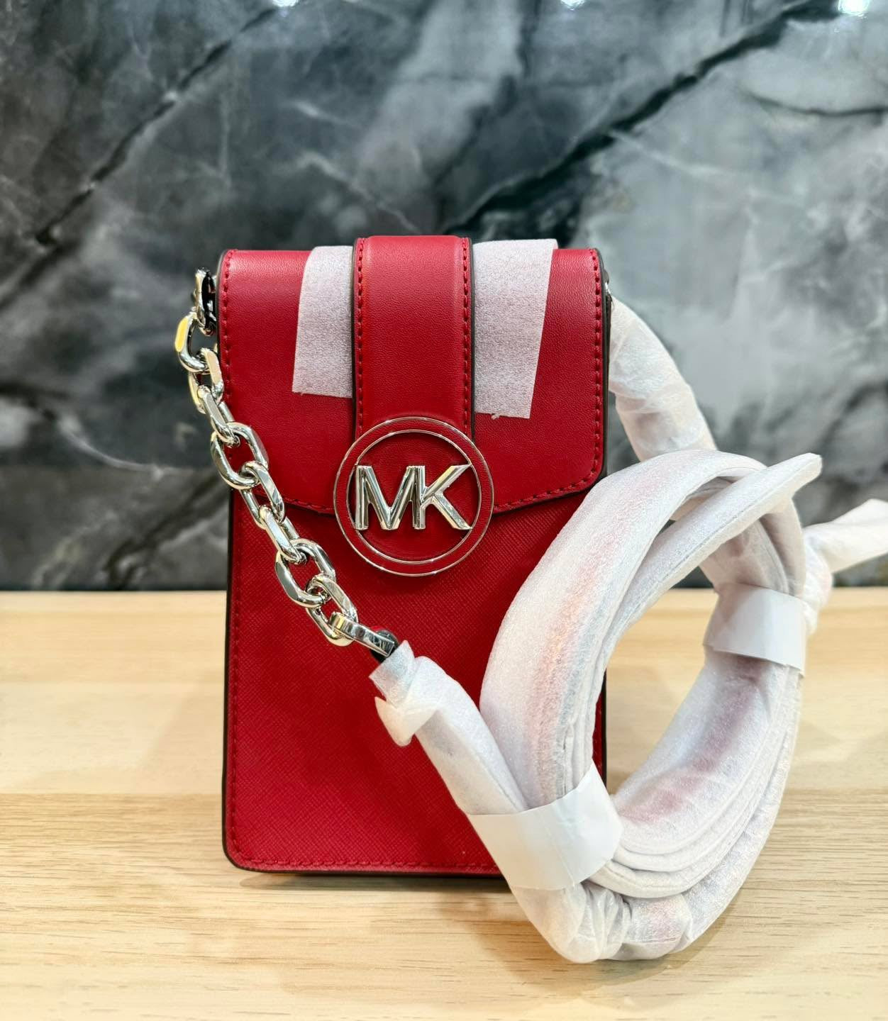 MICHAEL KORS CARMEN SMARTPHONE CROSSBODY - RED
