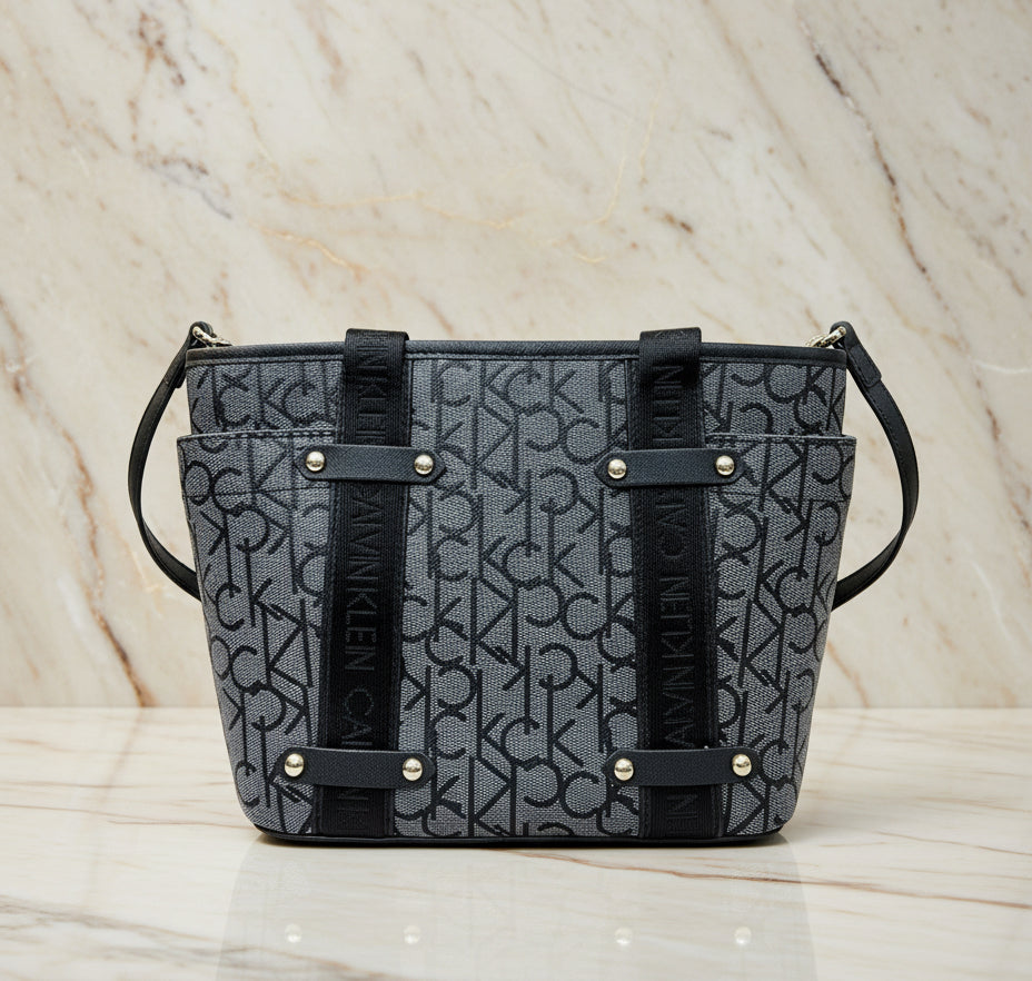 CALVIN KLEIN SATCHEL IN SIGNATURE CHARCOAL BLACK