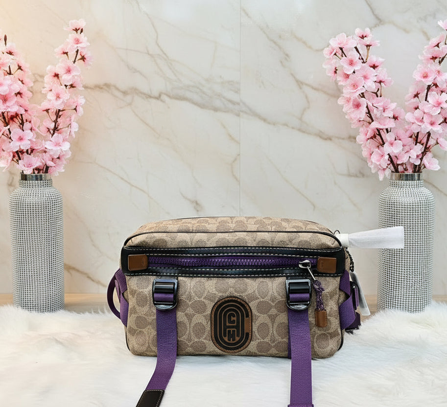 حقيبة خصر/حقيبة جسم محدودة الإصدار مطبوعة بشعار كوتش، مصنوعة من قماش الكانفاس البني المميز.