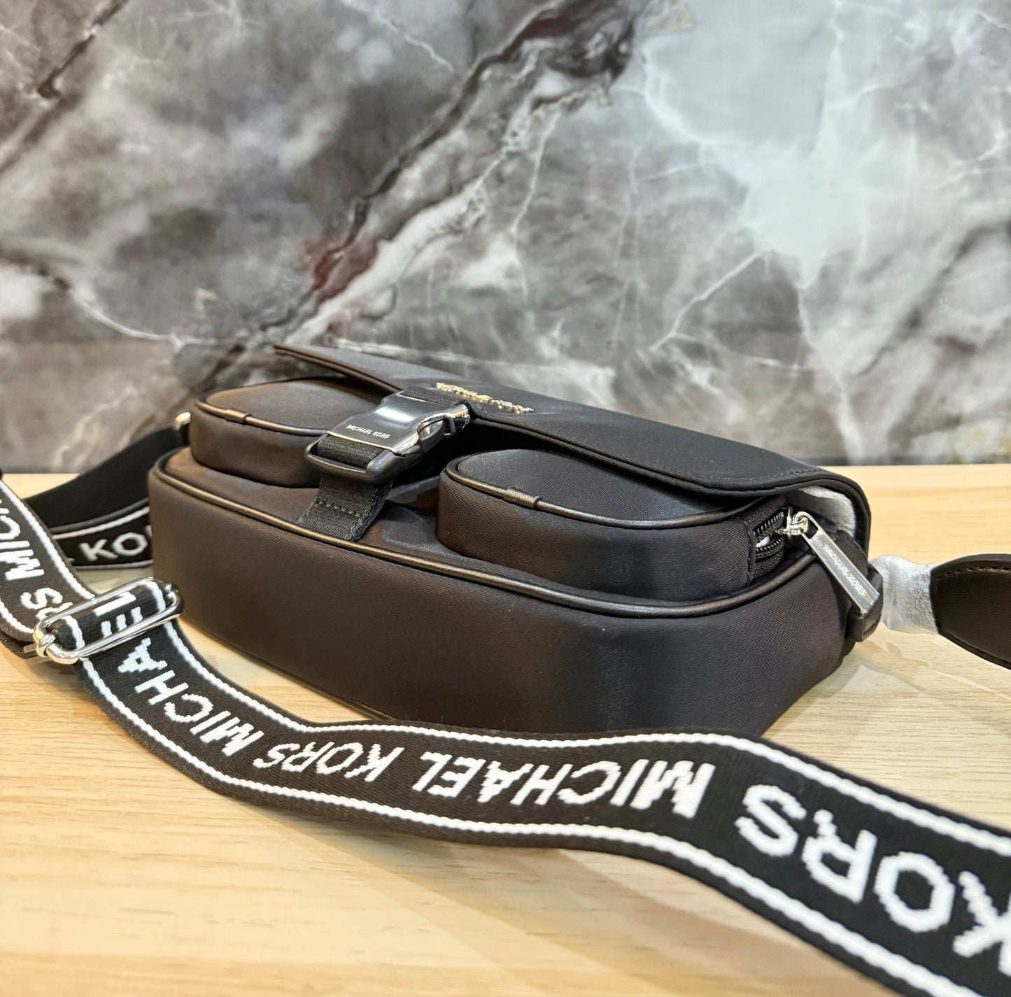 حقيبة مايكل كورس كاي متوسطة الحجم بجيبين وغطاء قلاب