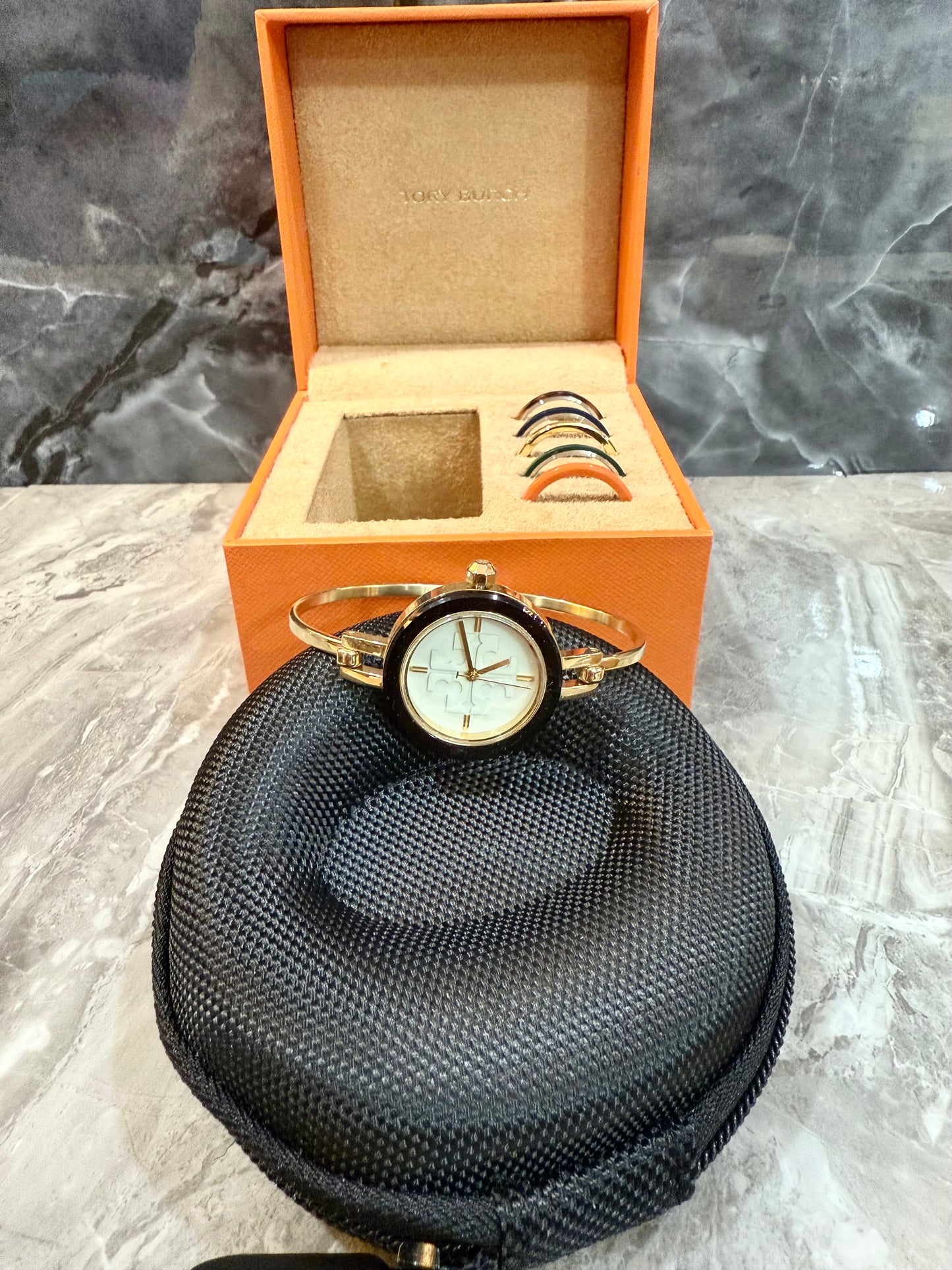 ساعة توري بورش الصغيرة ذات الأزرار القابلة للتبديل