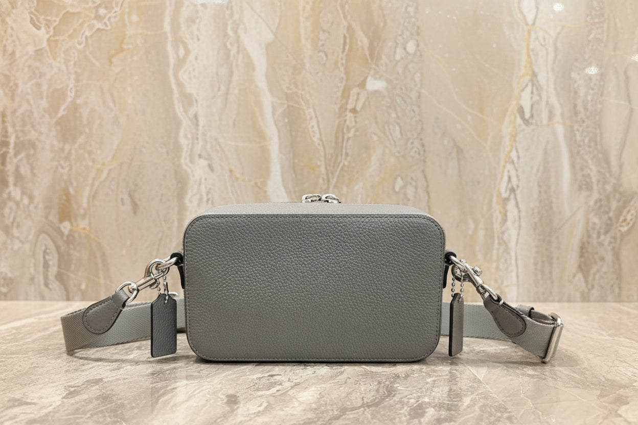 حقيبة كروسبودي رفيعة من كوتش تشارتر - رمادي