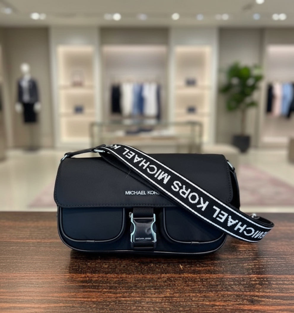 حقيبة مايكل كورس كاي متوسطة الحجم بجيبين وغطاء قلاب