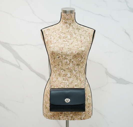 حقيبة كروسبودي بسلسلة من الجلد المنقوش المميز من كوتش