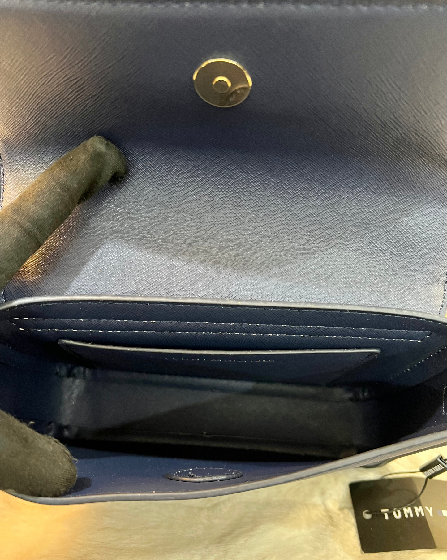 حقيبة كروسبودي ذات غطاء قلاب من تومي هيلفيغر