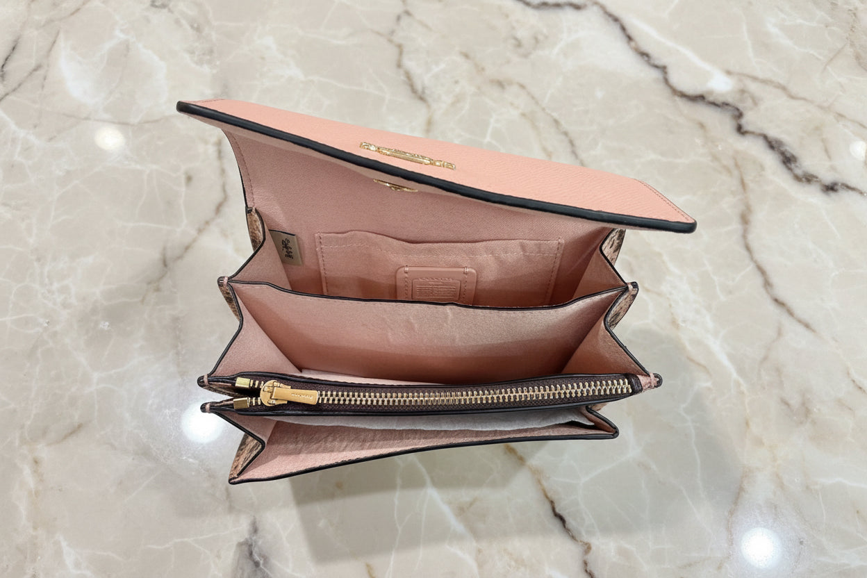 حقيبة كوتش قابلة للطي 3 في 1، حقيبة خصر/حقيبة كروس/حقيبة بودي - لون وردي فاتح، بنقشة جلد الثعبان المميزة
