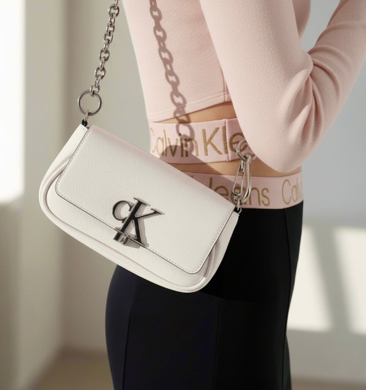 CALVIN KLEIN CHAIN CROSSBODY BAG - SILVER BIRCH