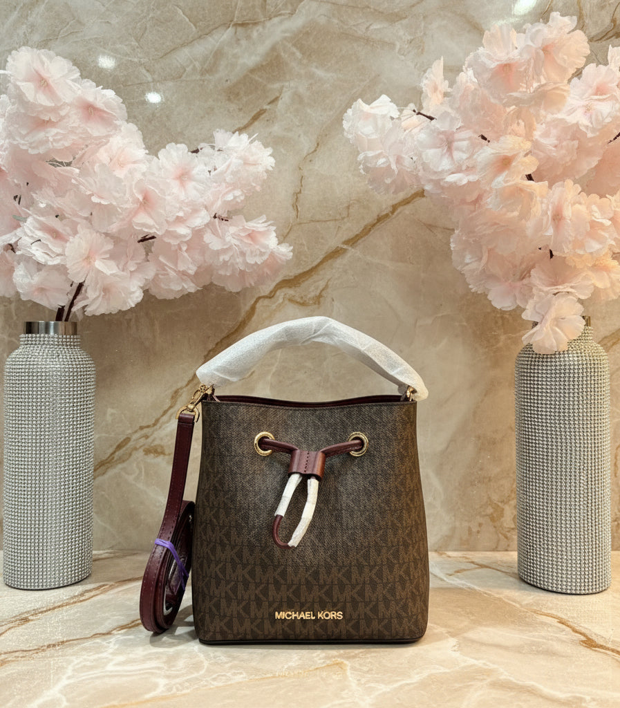 MICHAEL KORS SURI BUCKET IN SIGNATURE CANVAS