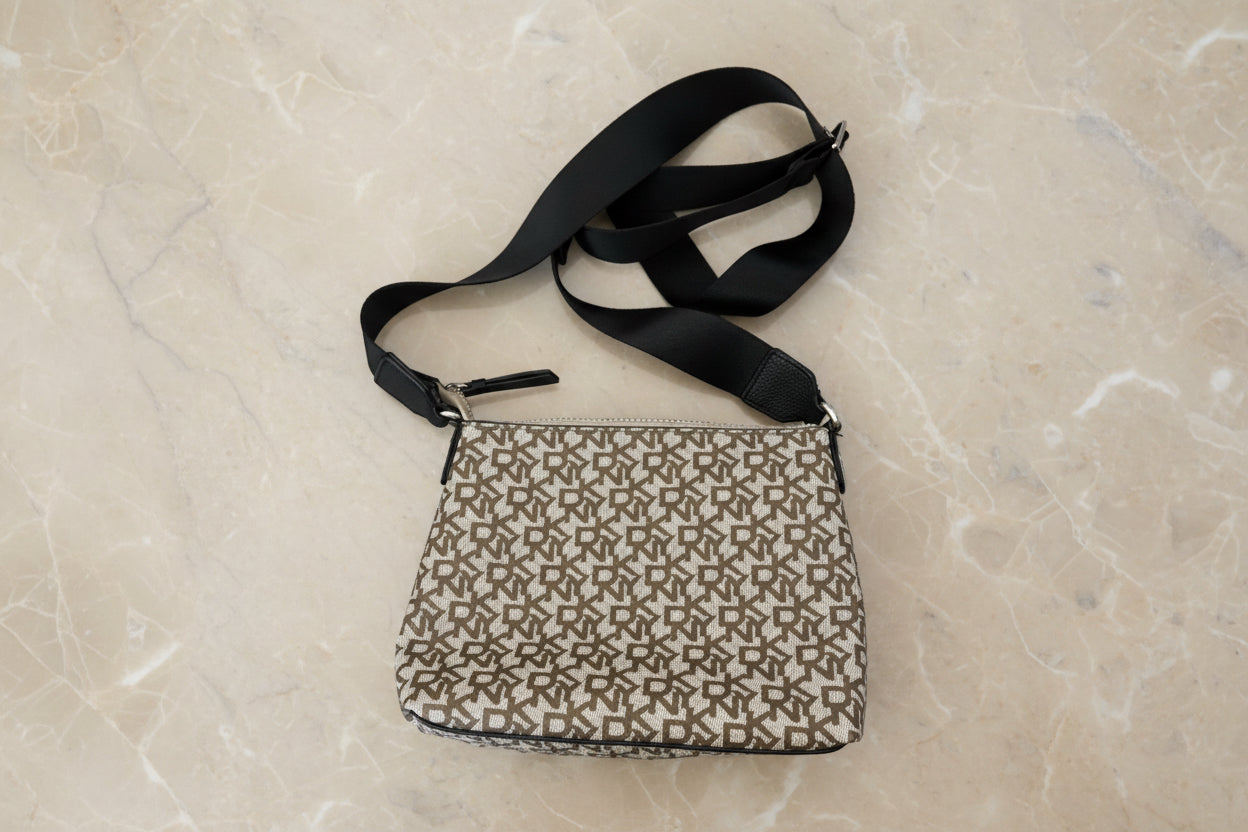 حقيبة كروس بودي من دي كيه إن واي بشعار المونوغرام