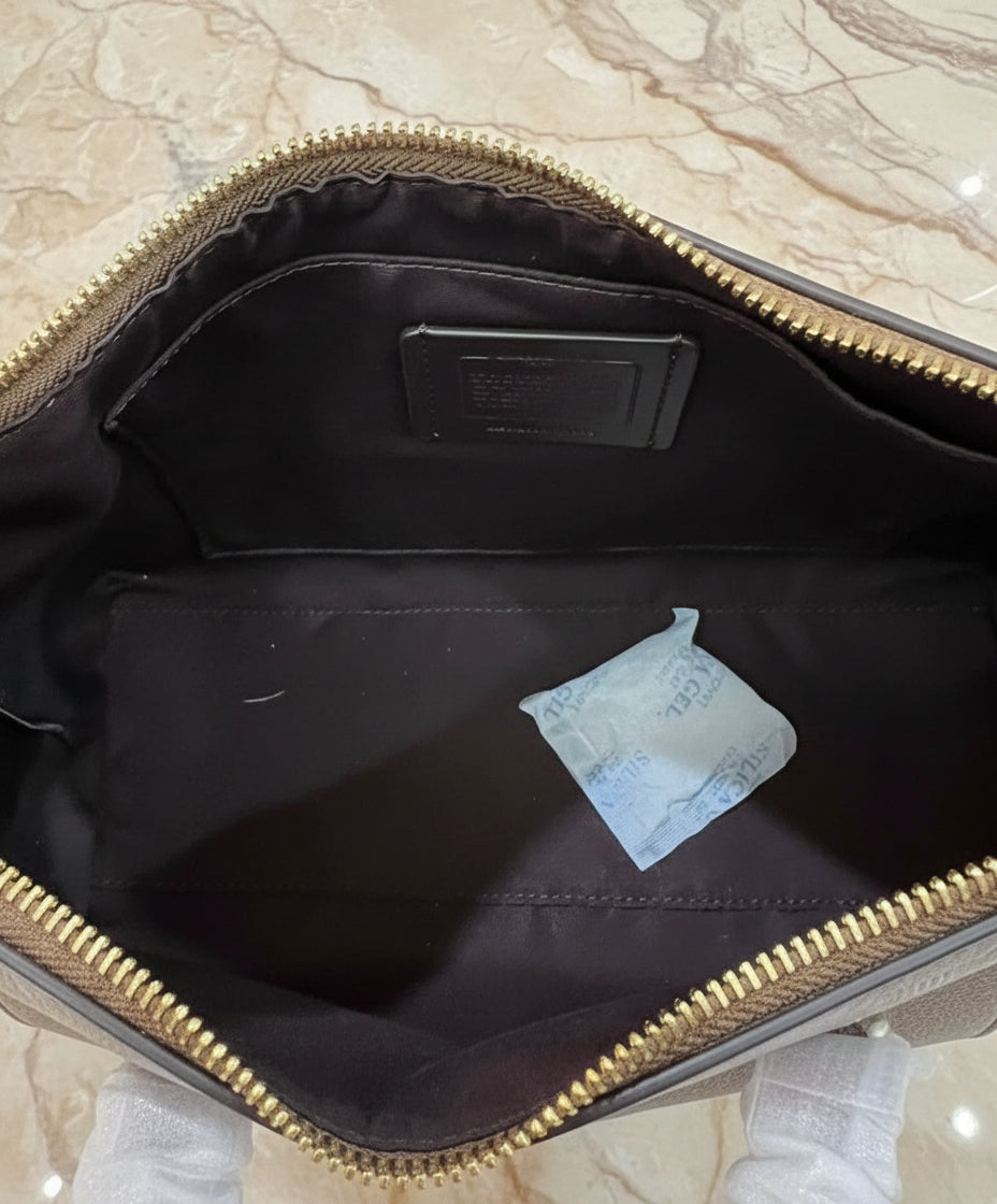 طقم كوتش لويس: حقيبة كتف/حقيبة كروس بودي ومحفظة معصم بسحاب من قماش الكانفاس المميز ببطانة من الطين المعدني