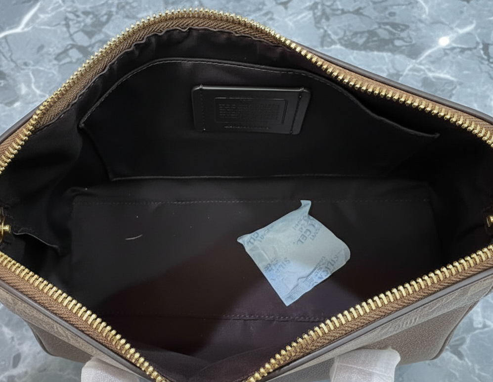 طقم كوتش لويس: حقيبة كتف/حقيبة كروس بودي ومحفظة معصم بسحاب من قماش الكانفاس المميز ببطانة من الطين المعدني