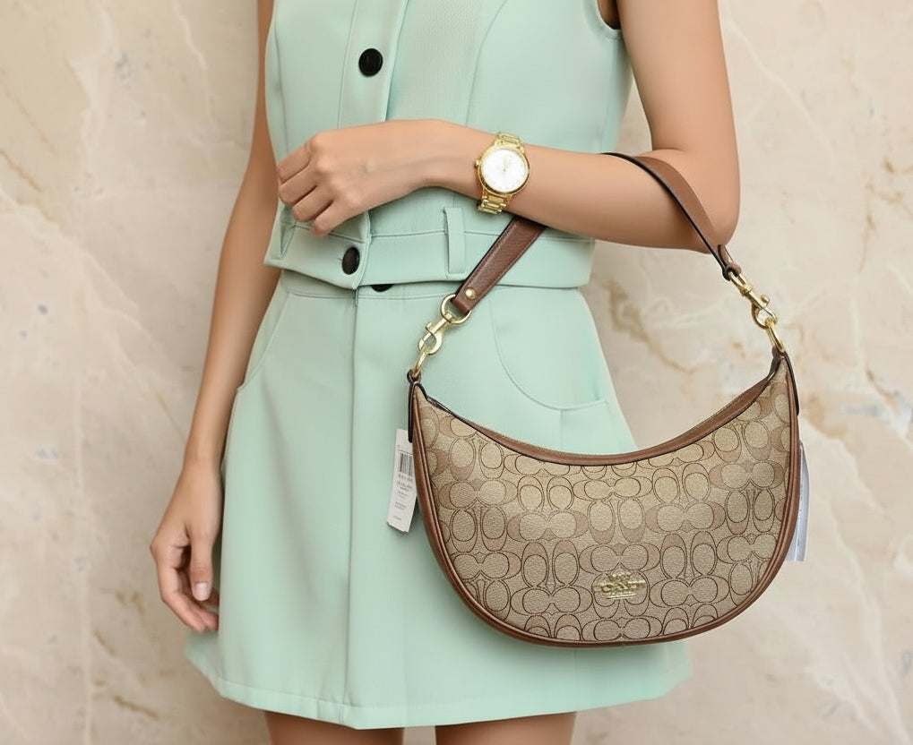 حقيبة كتف/حقيبة كروس بودي من كوتش آريا بنقشة جاكار مميزة باللون الكاكي