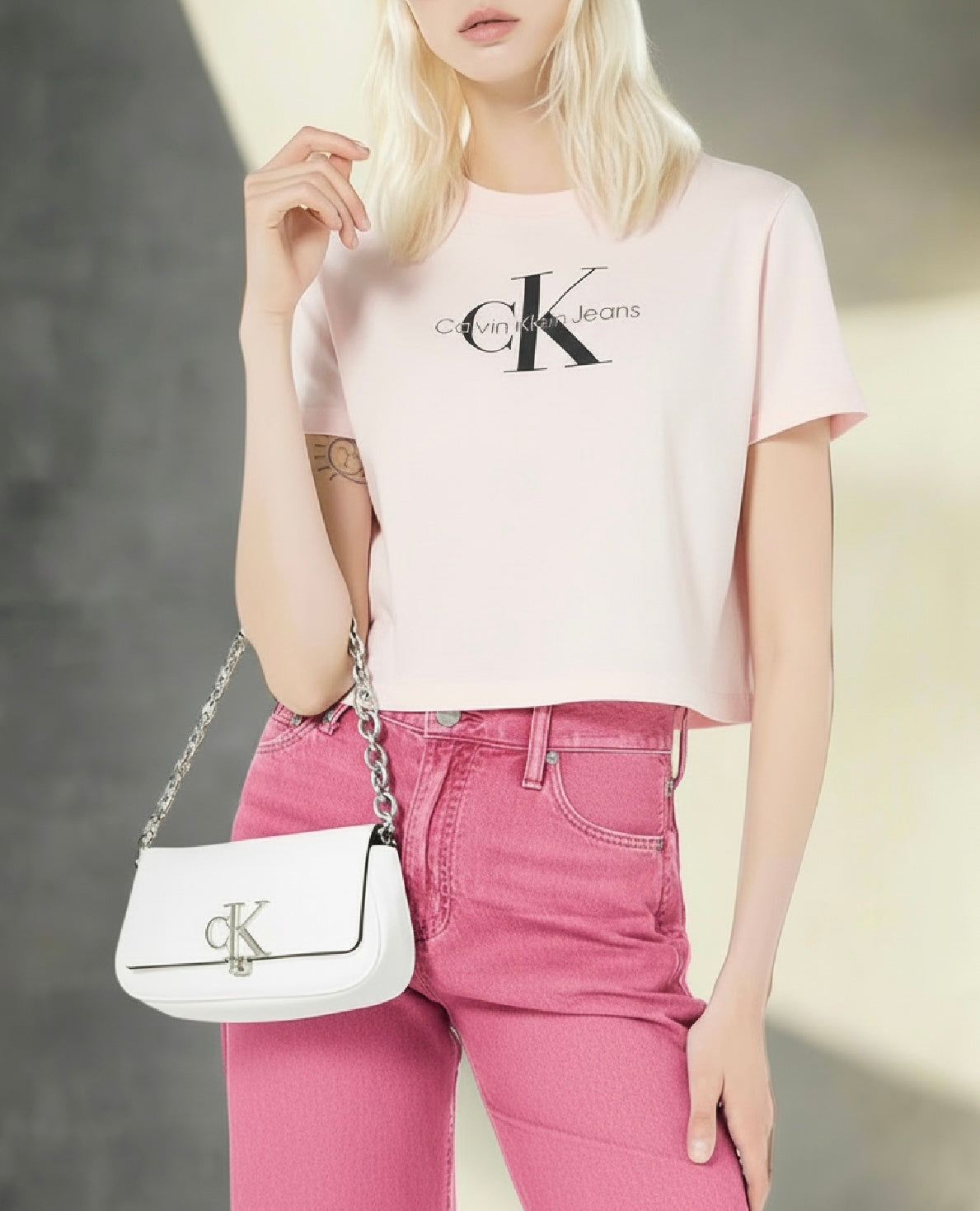 CALVIN KLEIN CHAIN CROSSBODY BAG - SILVER BIRCH