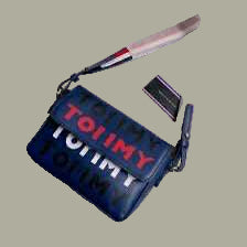 حقيبة كروسبودي ذات غطاء قلاب من تومي هيلفيغر