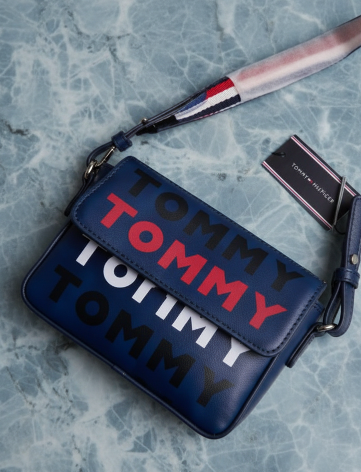 حقيبة كروسبودي ذات غطاء قلاب من تومي هيلفيغر