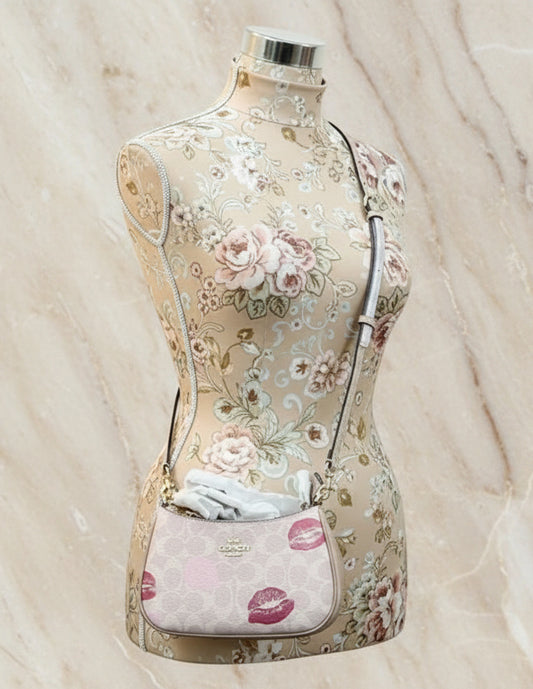 حقيبة كروس بودي صغيرة من كوتش تيري مصنوعة من قماش مميز بطبعة شفاه