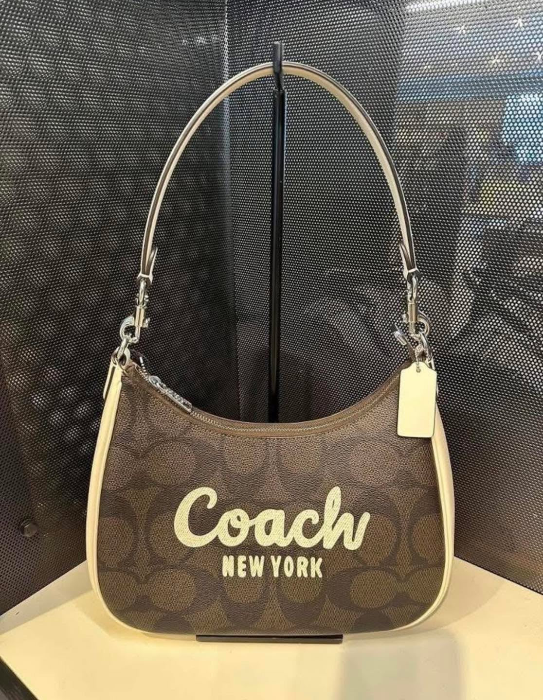 حقيبة كتف/حقيبة كروس بودي من كوتش سكريبت تيري هوبو - متوسطة الحجم