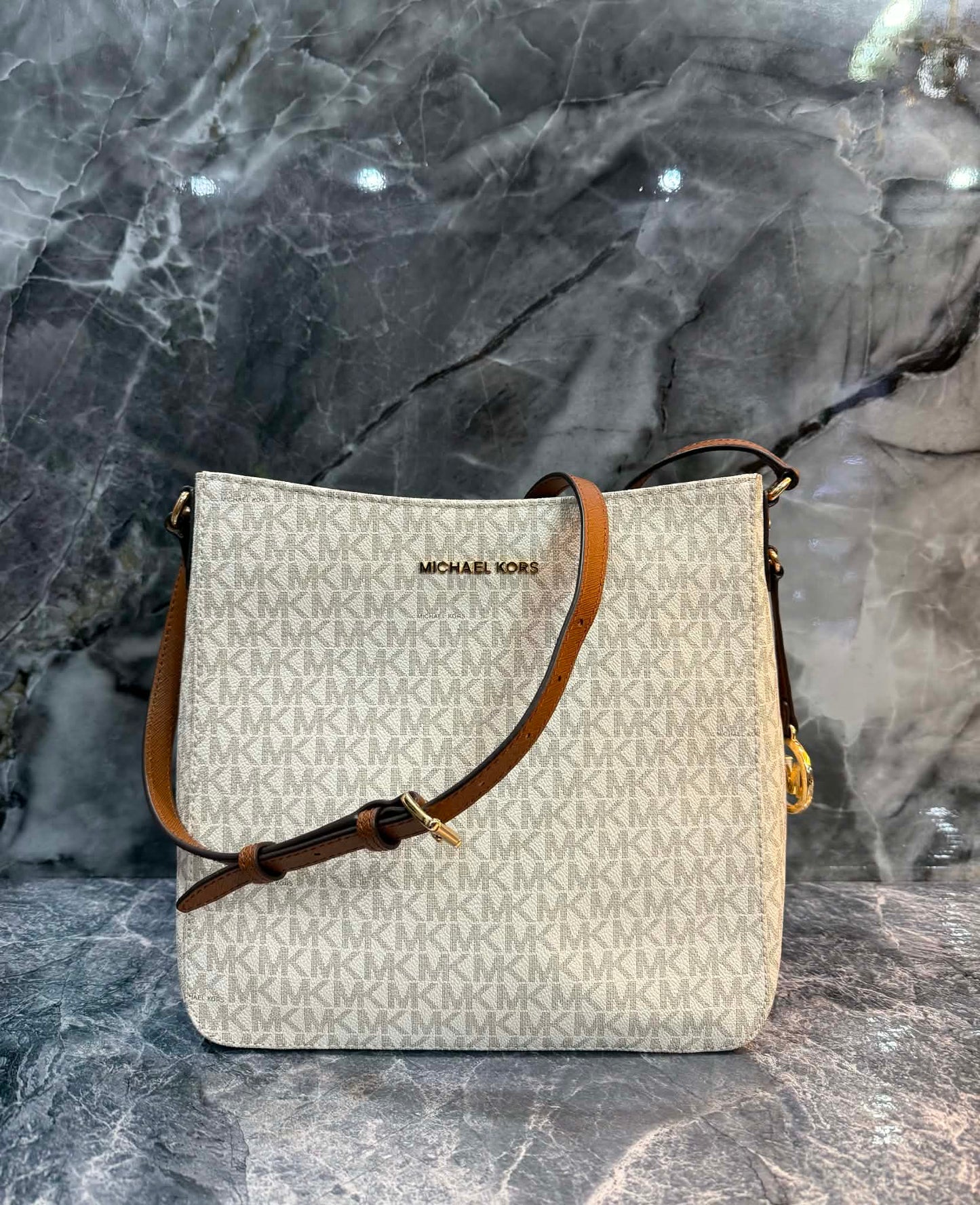 MICHAEL KORS JET SET TRAVEL LARGE MESSENGER LOGO VANILLA