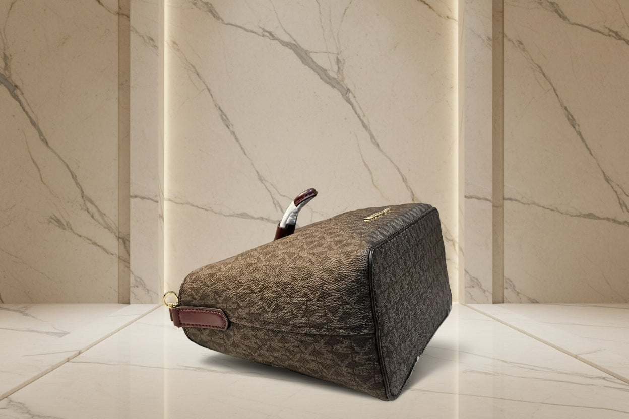 MICHAEL KORS SURI BUCKET IN SIGNATURE CANVAS