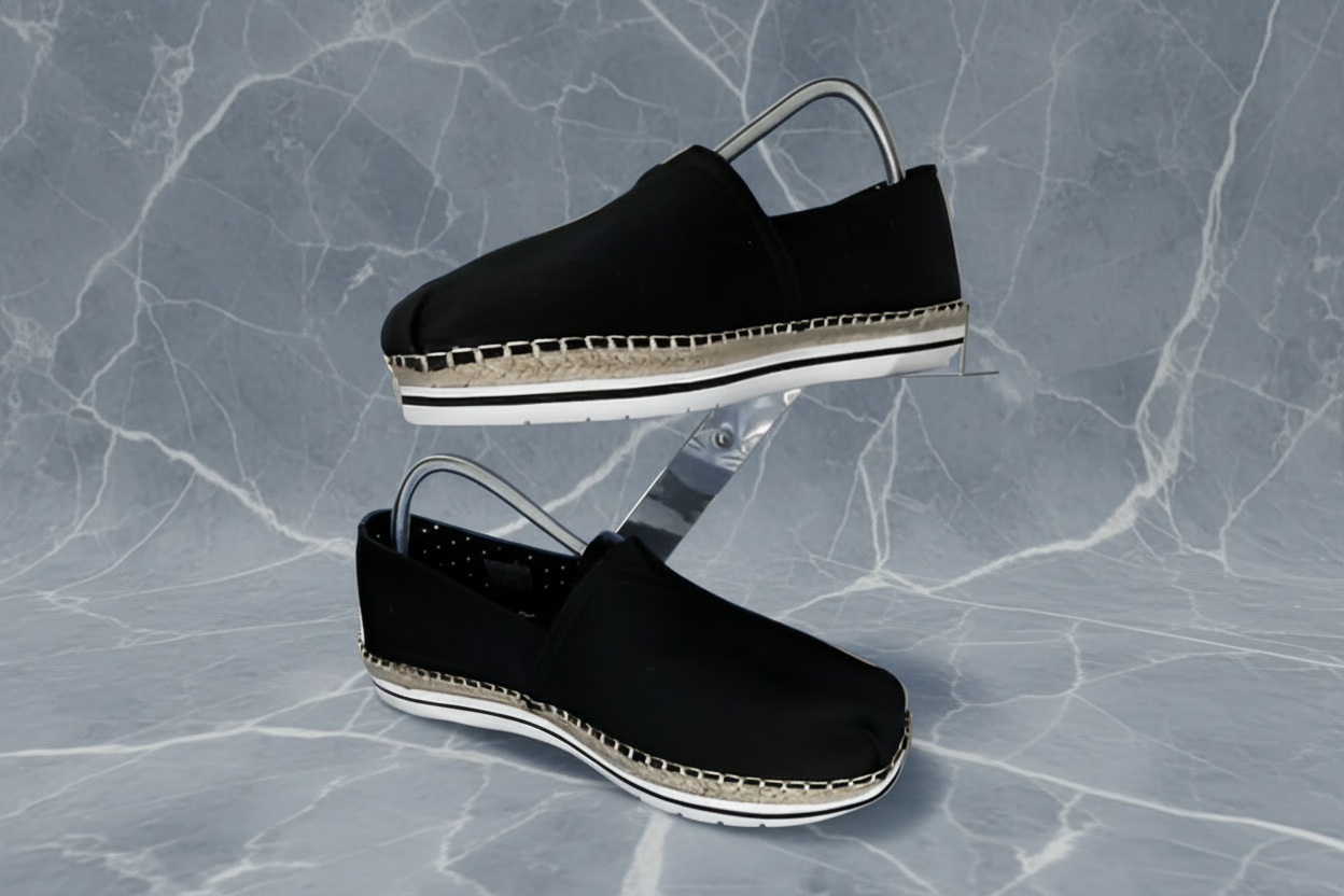SKECHERS - SIZE 6